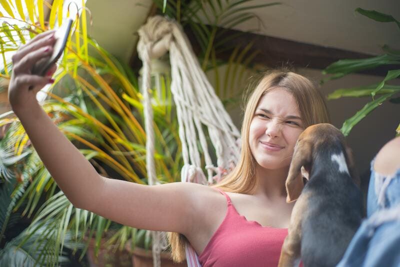 ragazza si fa un selfie col cane per la cinofilia